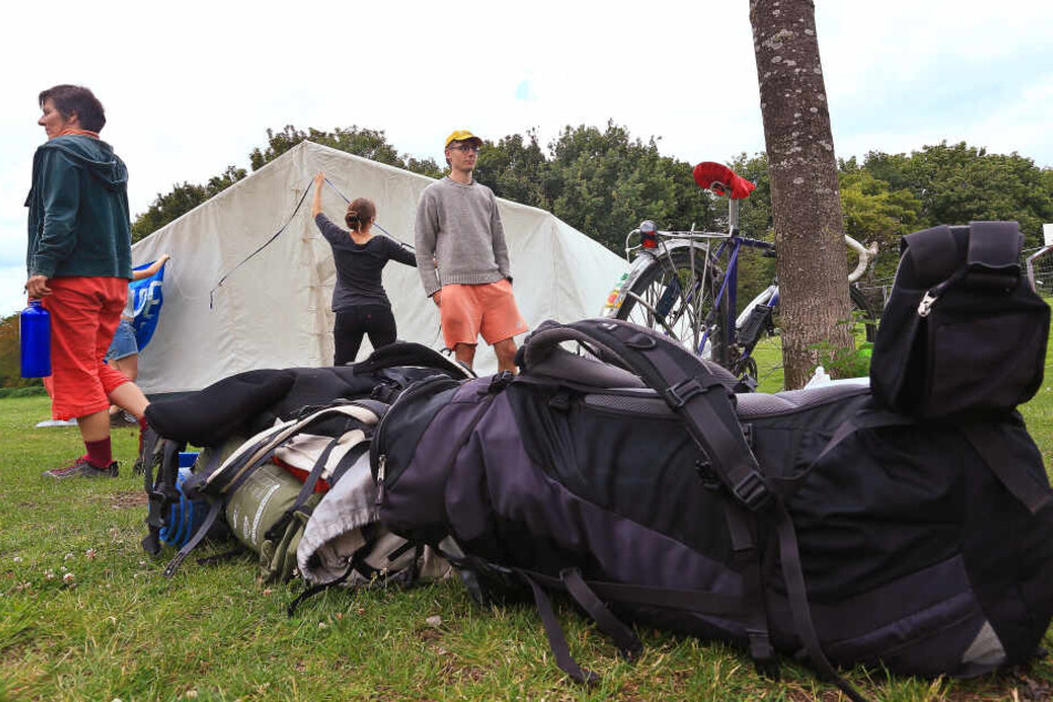 Aktivisten beim Protestcamp-Aufbau.