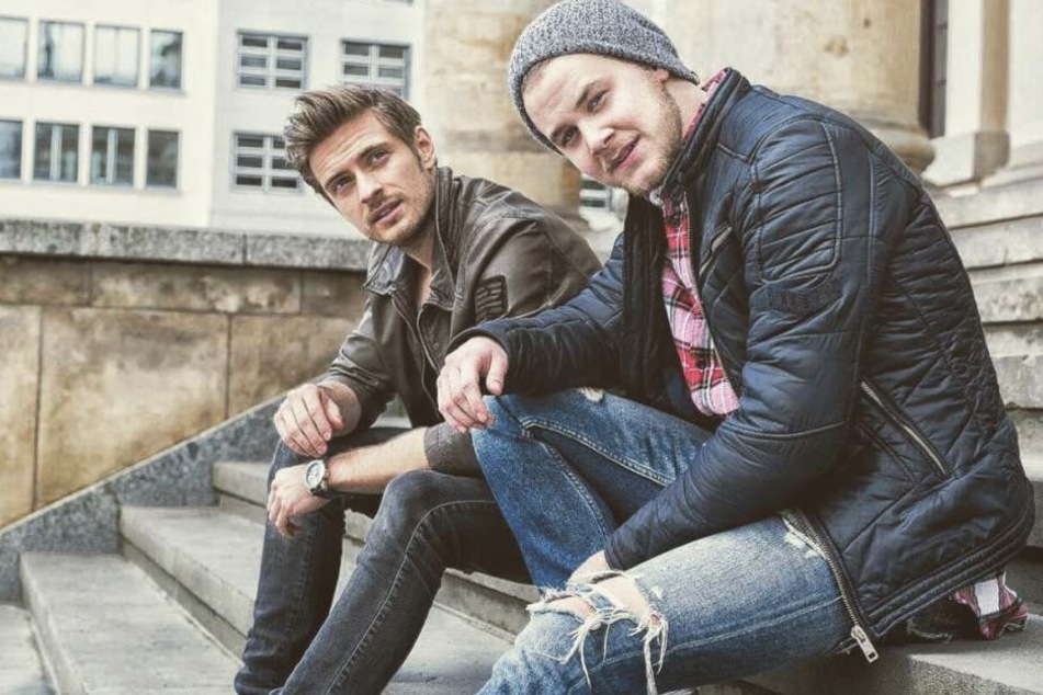Jörn Schlönvoigt (31, l.) und Felix van Deventer (21) haben in der Drehpause viel Spaß.