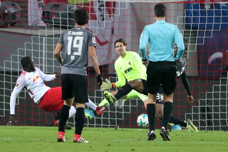 Dayot Upamecano gelang mit einem Abstaubertor zum 1:0 gegen Augsburg sein Premierentreffer für RB Leipzig.