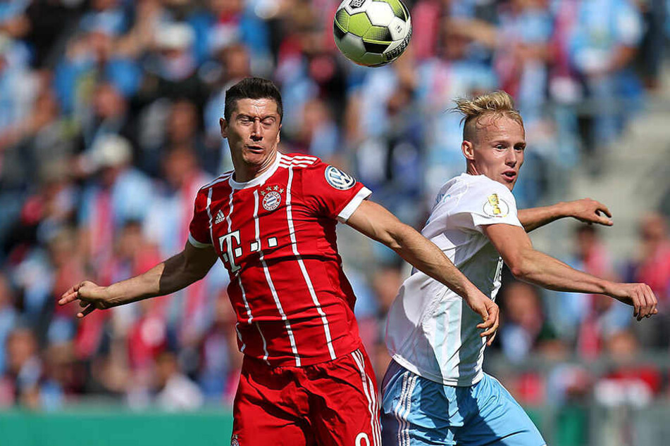 Ohne Respekt vor großen Namen agierte Tom Scheffel im Pokalduell mit Bayern München. Bei seinem Comeback traf der Chemnitzer unter anderem auf Top-Torjäger Robert Lewandowski (l.).