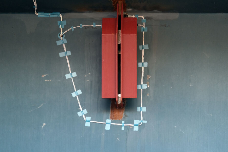 Mit diesen Messpunkten soll die Belastung der Brücke getestet werden.