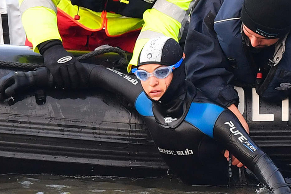 Aus Protest sind AKW-Gegner in den Neckar gestiegen, um auf die Gefahr des Castor-Transports auf dem Neckar aufmerksam zu machen.