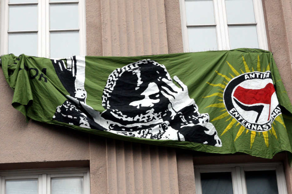 Auch ein Antifa-Banner hin in der Arndstraße.
