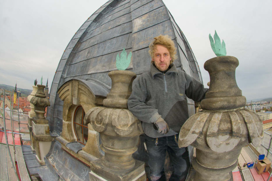 Kupferschmied Torsten Schulze (46) steht vor der frisch gedeckten Kuppel des
Bautzner Reichenturmes.