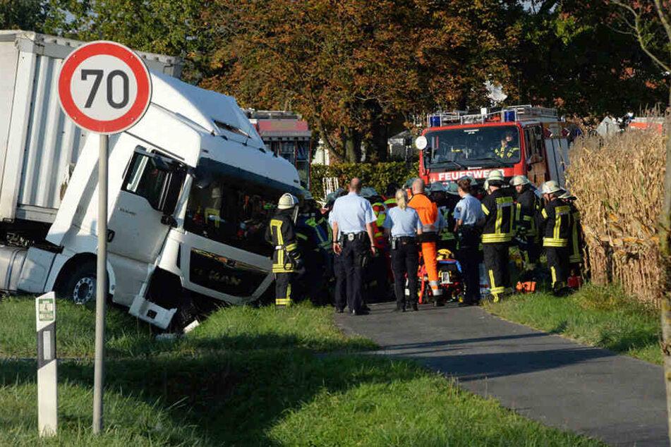 Der Lkw begrub den Mercedes unter sich.