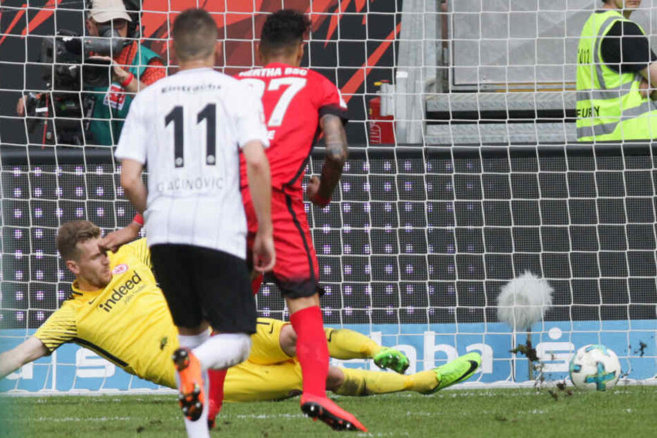 Im Elfmeter-Duell mit Herthas Davie Selke blieb Eintracht-Keeper Lukas Hradecky nur zweiter Sieger.