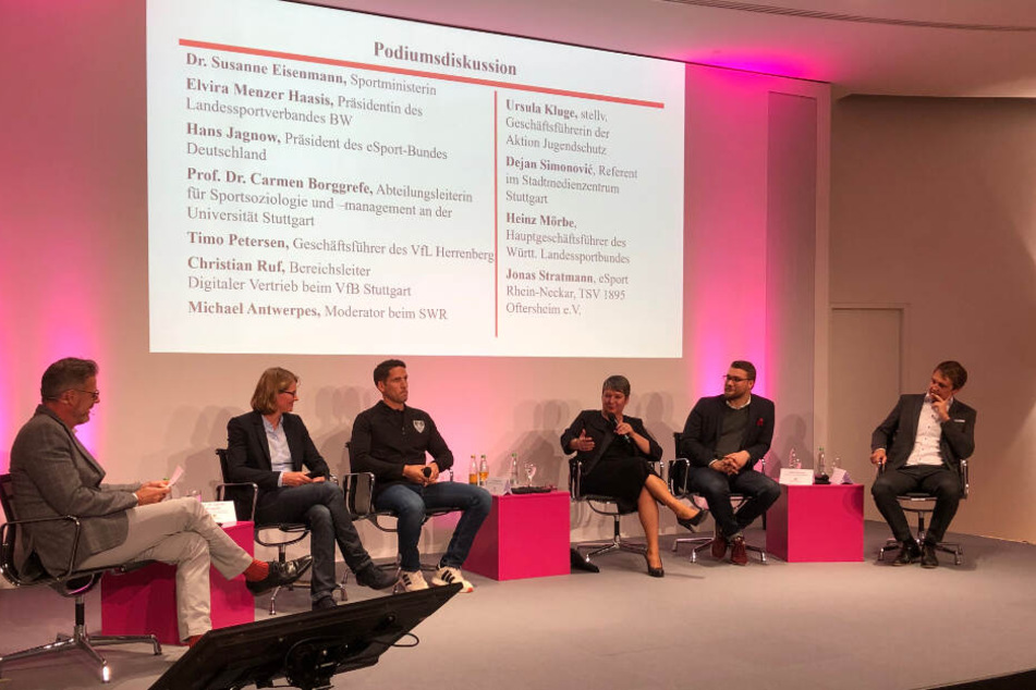 Sportschau-Moderator Michael Antwerpes (ganz links im Bild) leitete die Podiumsdiskussion.