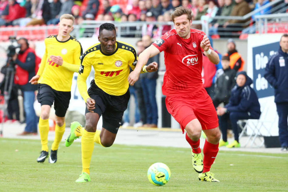 Cederic Mimbala (Köln) versucht Ronny König (Zwickau) zu stoppen.