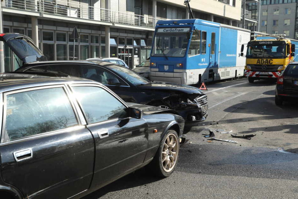 Die VW-Bahn kam durch den Unfall zum Stehen.