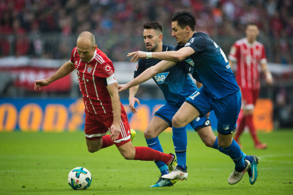 Arjen Robben (l.) von München und Benjamin Hübner (r.) von Hoffenheim im Duell um den Ball.