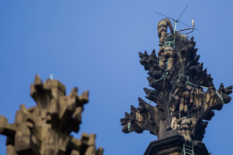 Spezialeinheiten (SEK) steigen zu Übungszwecken auf die Spitze des Nordturms des Kölner Doms.