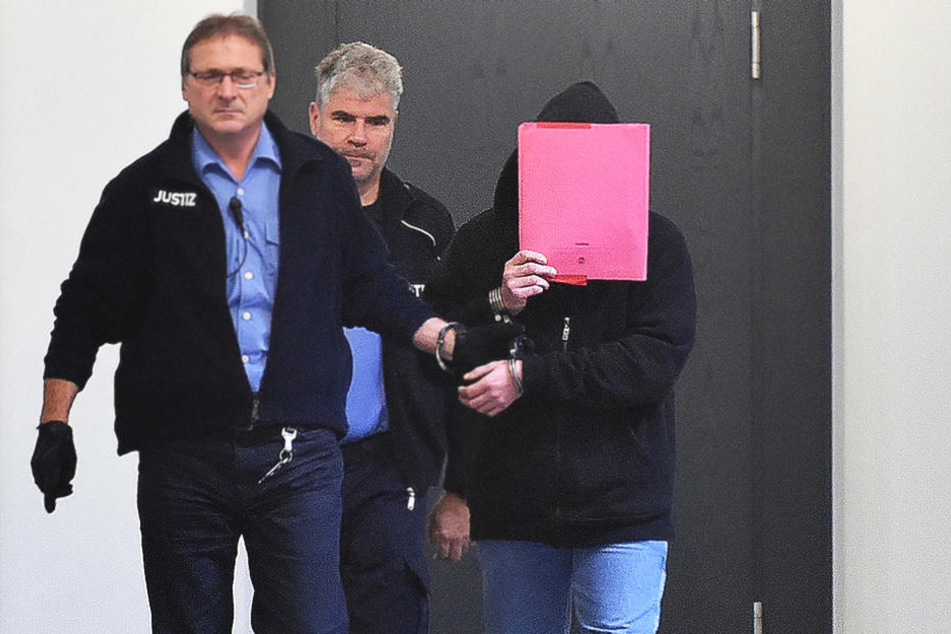 Der Stiefvater versteckte sich zum Prozessauftakt hinter Akten und unter
einem Kapuzen-Shirt.