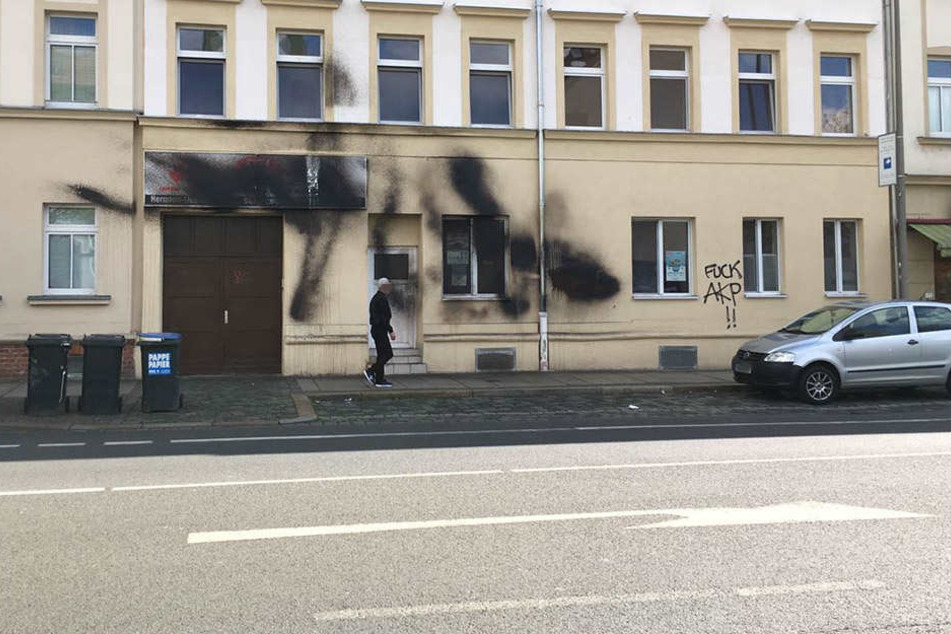 Das Gebäude in der Hermann-Liebmann-Straße vermutlich in der Nacht auf Donnerstag mit schwarzer Farbe beschmiert.