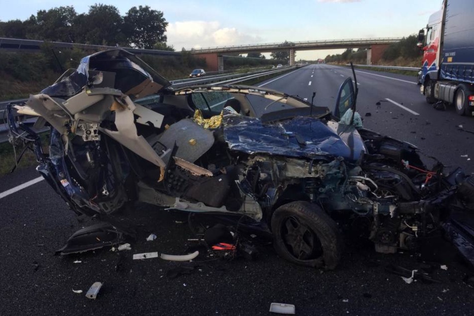 Der Golf wurde bei dem Crash vollständig zerstört.