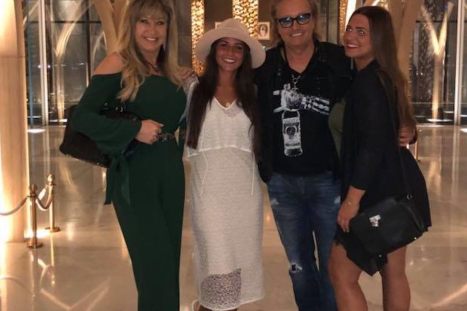 Carmen Geiss (52,l.), Sarah Lombardi (25), Robert Geiss (54) und Sarahs Freundin strahlen für ein Foto um die Wette.