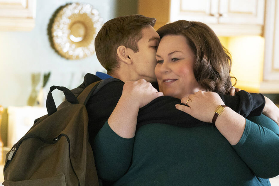 John (Marcel Ruiz) umarmt seine gottesfürchtige Mutter Joyce (Chrissy Metz)