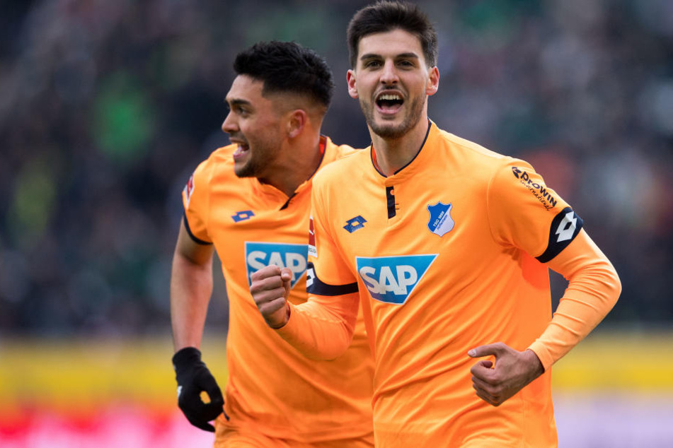 Hoffenheims Torschütze Florian Grillitsch (r) und Nadiem Amiri jubeln nach dem Treffer zur 3:2 Führung.