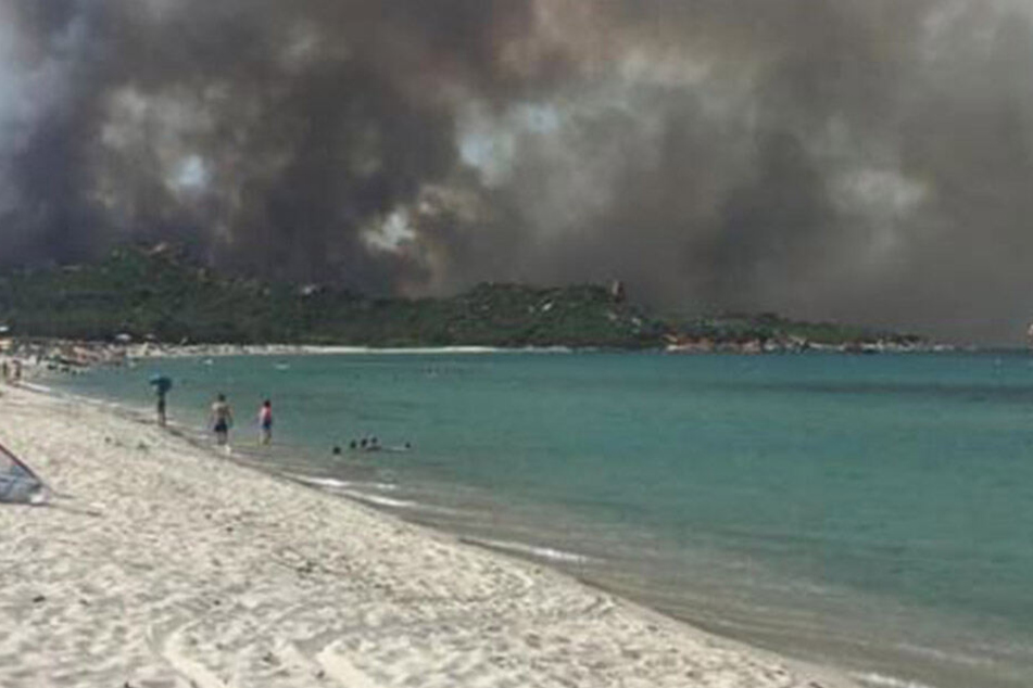 Dunkle Rauchwolken über der italienischen Mittelmeerinsel Sardinien: Nahe der Küstenstadt Tortolì war ein Waldbrand ausgebrochen.