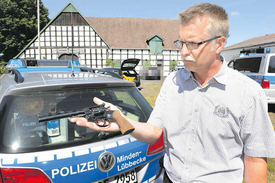 Illegal: Dieser scharfe Revolver, den Polizeisprecher Ralf Steinmeyer zeigt, war nicht registriert.