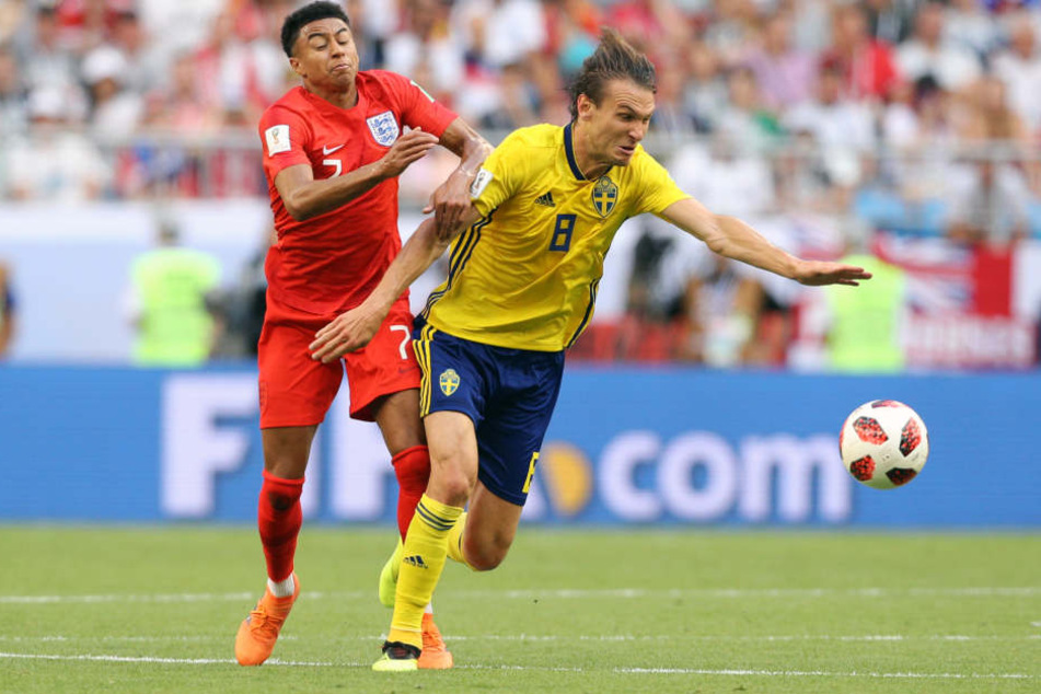 Albin Ekdal (r) im Viertelfinale gegen England bei der WM in Russland.