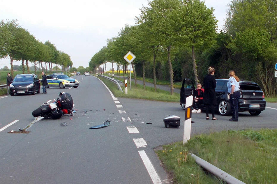 Der Motorradfahrer krachte in den abbiegenden BMW.