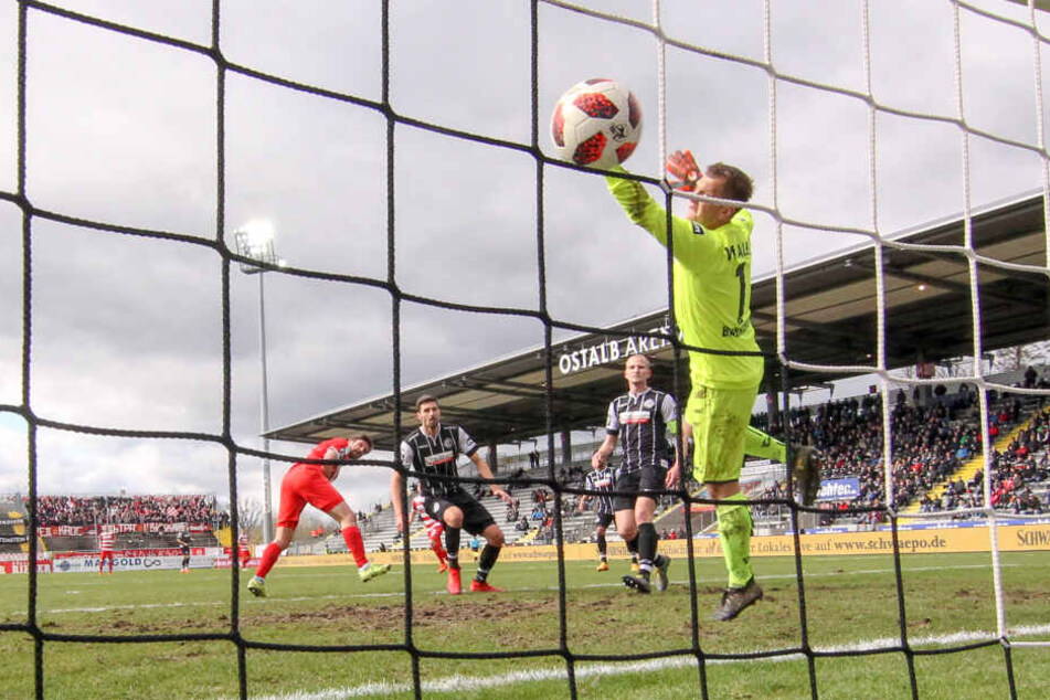 Tor für Zwickau - Ronny König trifft zum 0:1 gegen Torhüter Daniel Bernhardt.