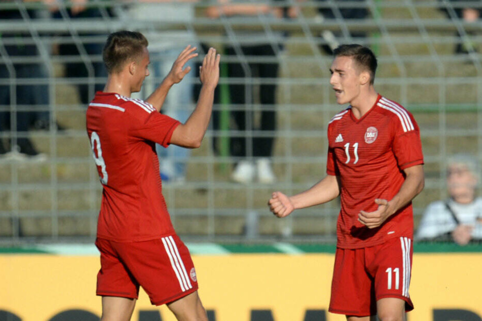 Dänemarks U21-Nationalspieler Casper Nielsen (M) jubelt mit Teamkollege Marcus Ingvartsen (l).