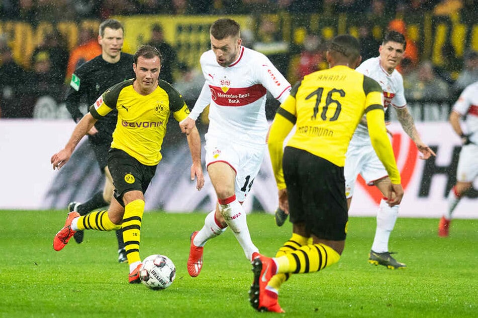 Die Dortmunder Mario Götze (l.) und Manuel Aknaji (r.) versuchen, VfB-Angreifer Alexander Esswein (M.) vom Ball zu trennen.