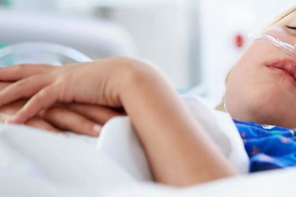 Das Mädchen liegt noch immer mit schweren Verletzungen im Krankenhaus. (Symbolbild)