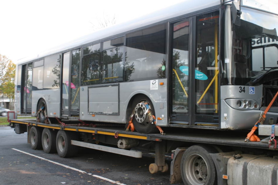 Kurios und gefährlich: Der Sattelzug hatte einen Bus geladen.