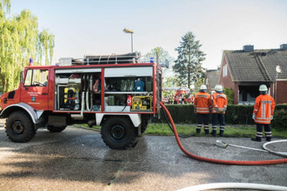 Die Feuerwehrmänner konnten das Haus, das durch eine Gasexplosion zerstört wurde, löschen.