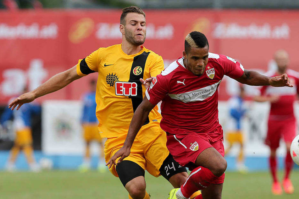 Berkay Dabanli (links) trug zuletzt das Trikot des türkischen Zweitligisten
Eskisehirspor. Hier attackiert er in einem Testspiel den Stuttgarter Daniel
Didavi.