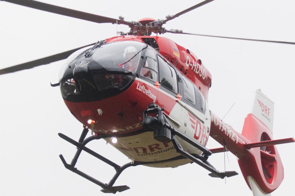 Die lebensgefährlich verletzte Schwangere wurde mit dem Rettungshubschrauber ins Krankenhaus gebracht.. (Symbolbild/Fotomontage)