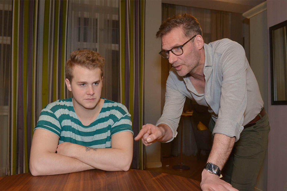 Alexander (r., Clemens Löhr) hier mit Serien-Stiefsohn Jonas (Felix van Deventer).