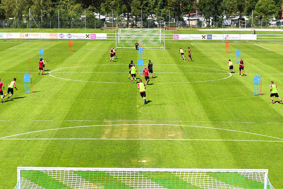 In jeder Einheit war Taktiktraining eingebaut. Von oben schön zu sehen, wie die Spieler Verschieben übten.
