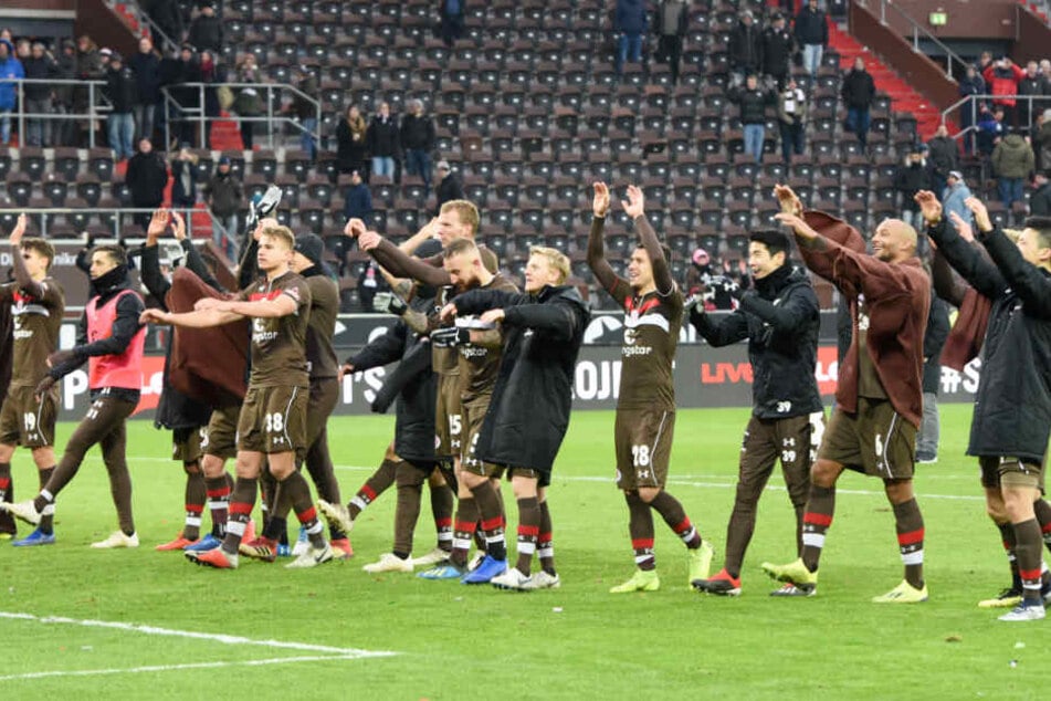 Nach dem Spiel gab es die Laola-Welle der Spieler mit den Fans.
