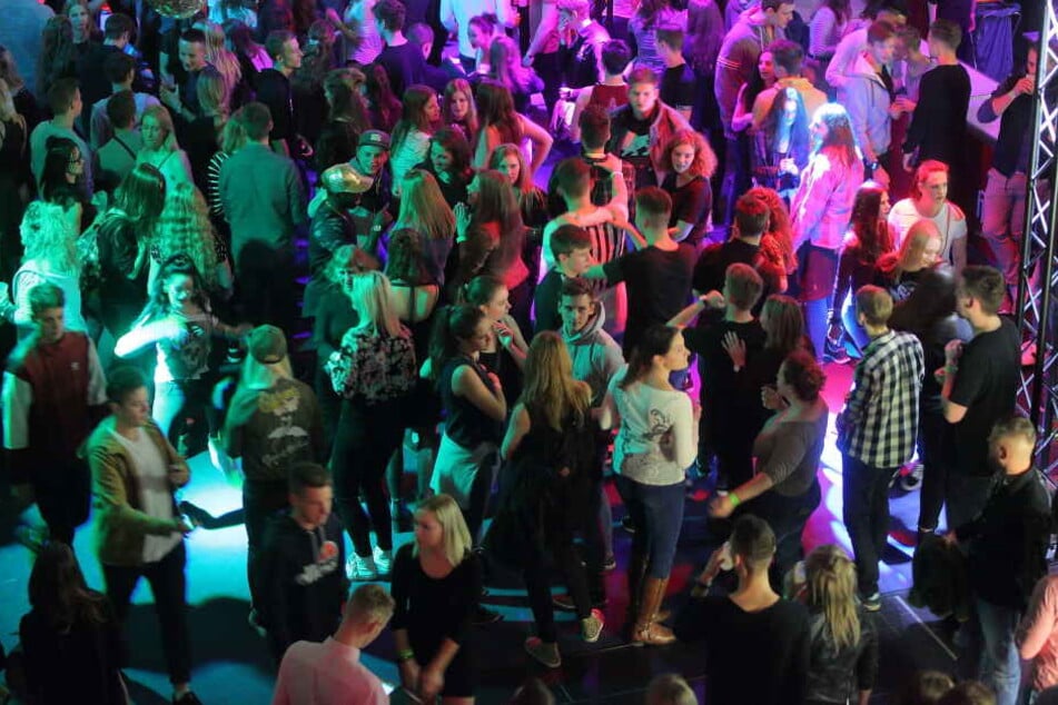 Tausende tanzen auf der UnityNight. Die Centrum Galerie bebt.