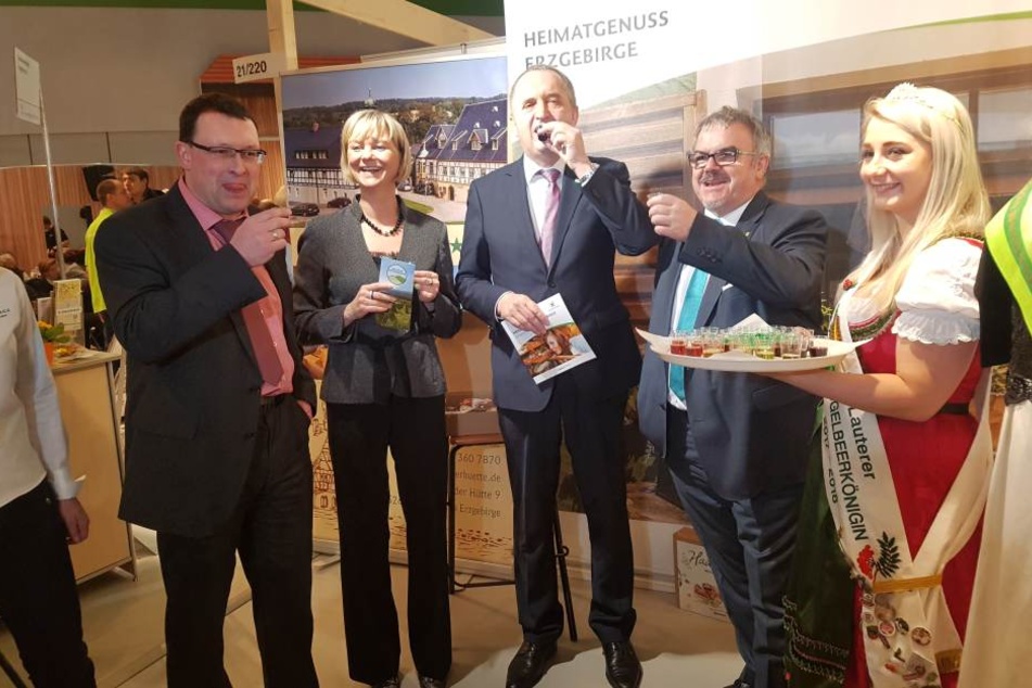 Ronny Wähner (42, CDU-Landtagsabgeordneter, v.l.) Veronika Hiebl (47), Geschäftsführerin Erzgebirge-Tourismus, Sachsens Landwirtschaftsminister Thomas Schmidt (56, CDU), Landrat Frank Vogel (60, CDU) und Vugelbeerkönigin Isabell Heinz (23, r.)