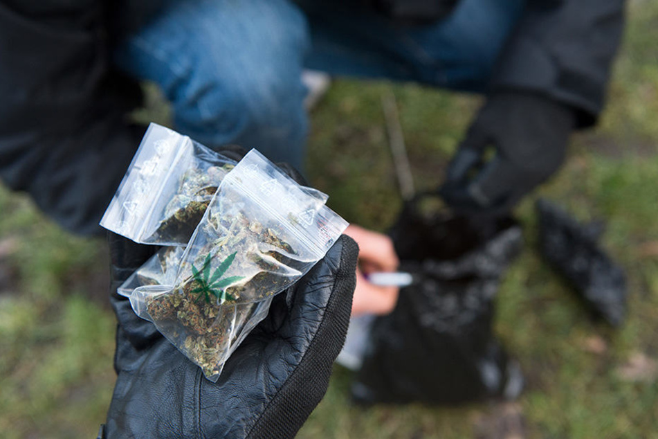 Die Drogendealer stehen vornehmlich in den U-Bahn-Hallen oder am Bahnsteig und "verticken" Hasch, Heroin oder andere Betäubungsmittel. (Symbolbild)