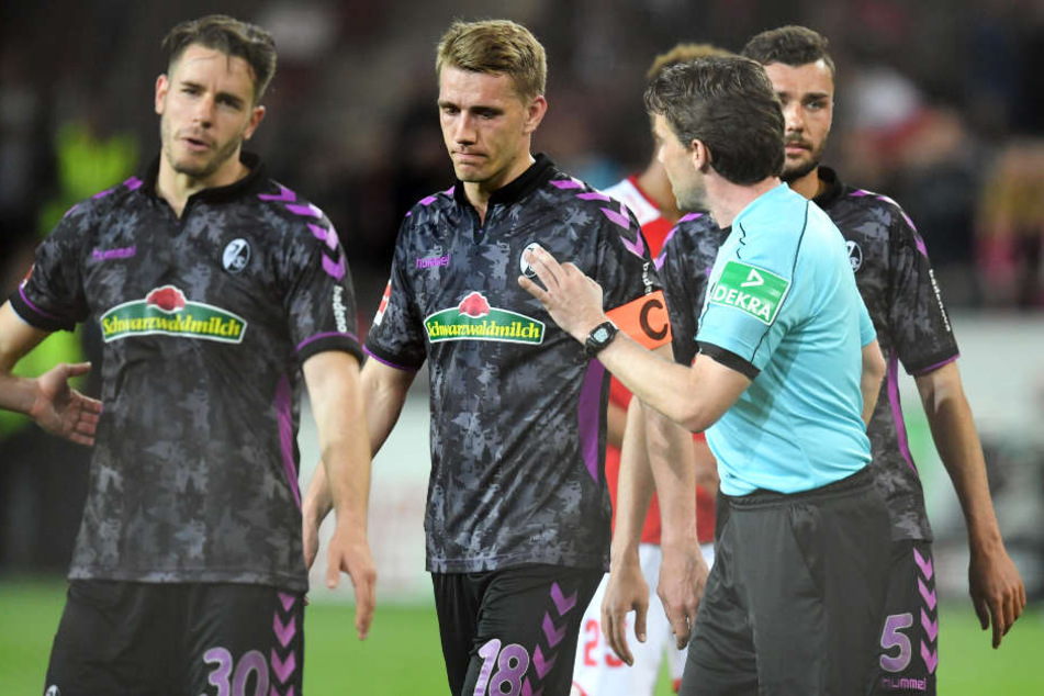 Als die Halbzeitpause bereits lief, pfiff Schiedsrichter Guido Winkmann am Montagabend zum Handelfmeter beim Spiel zwischen Mainz und Freiburg.