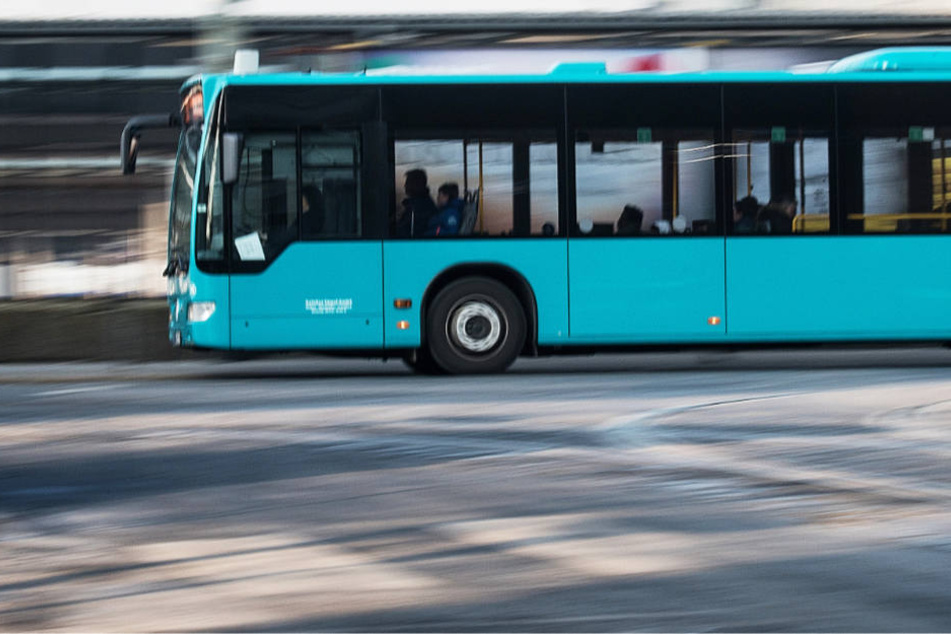 Der Omnibus wurde während der Fahrt mit einer Metallkugel beschossen (Archivbild).