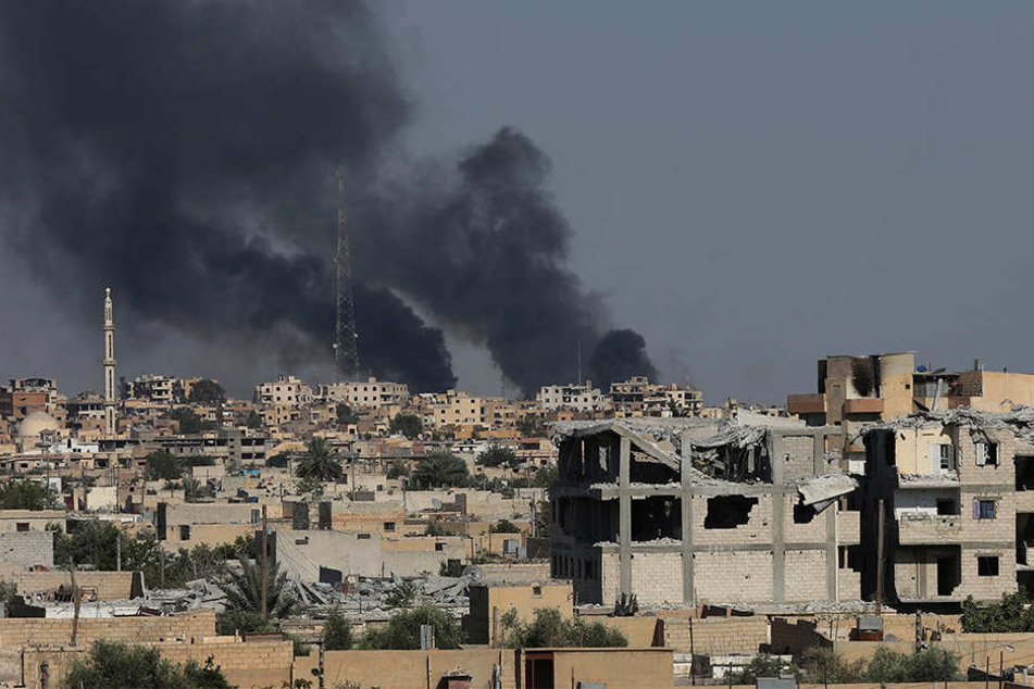 Schwarzer Rauch steigt in Al-Rakka (Syrien) während Gefechten zwischen Soldaten der Syrischen Demokratischen Kräfte (SDF) und der Terrormiliz Islamischer Staat (IS) auf