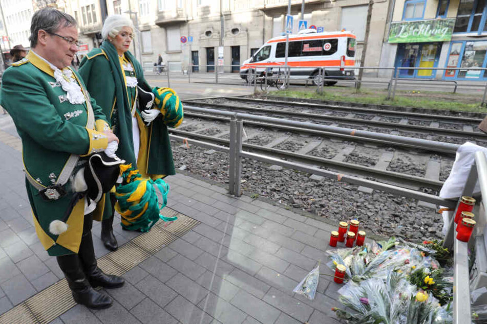 Armin Laschet (56, CDU, l.), Ministerpräsident von Nordrhein-Westfalen, gedenkt dem getöteten Polizisten. Auch Kölns Oberbürgermeisterin Henriette Reker (parteilos) war vor Ort.