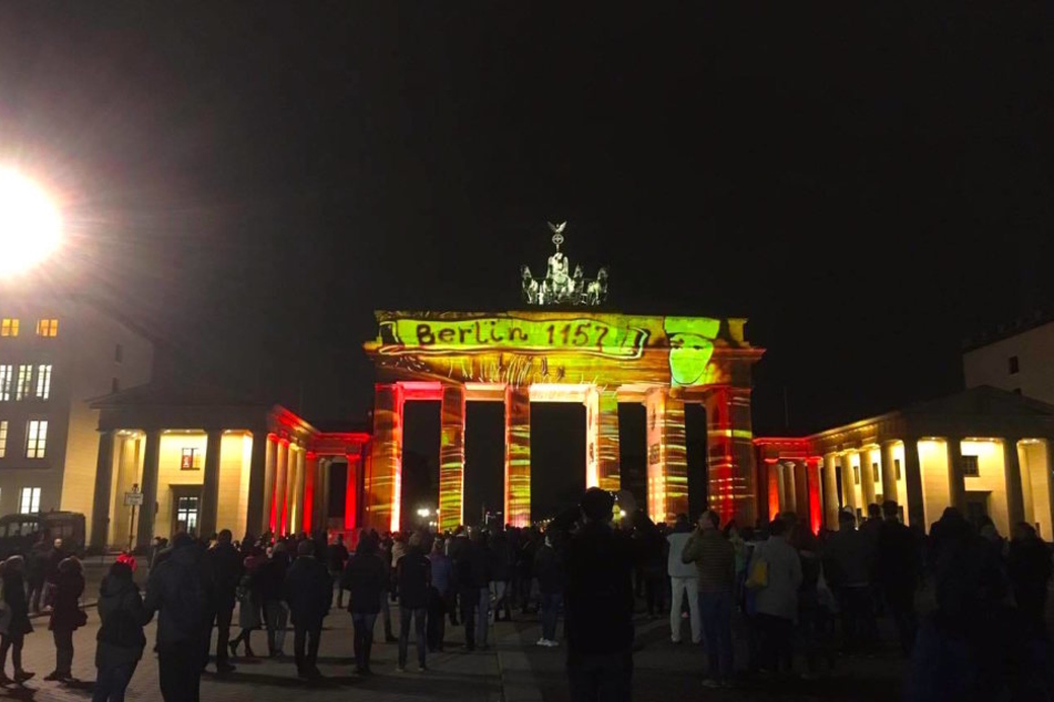 Das Brandenburger Tor in Rot-Gelb-Grün.
