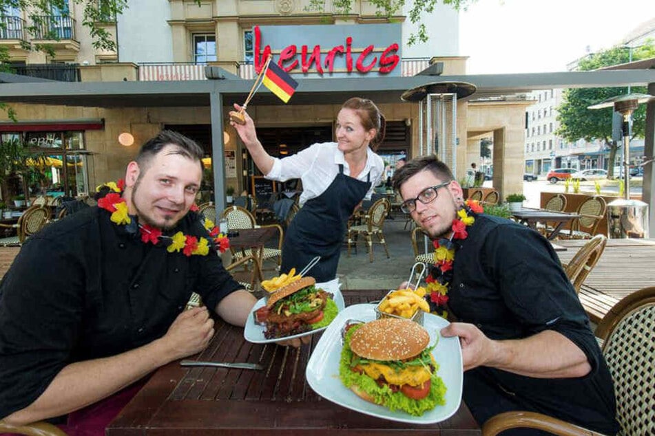 Mjam! Die WM-Burger im "henrics" zeigen die Köche Felix Petzold (23, l., Deutschland) und Martin Burkhardt (25, r., Mexiko).
