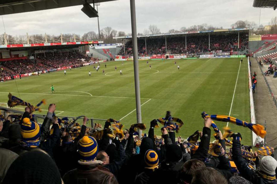 Die Lok-Leipzig-Fans sahen in der ersten Halbzeit trotz Führung für Energie Cottbus eine engagierte Vorstellung ihres Teams.