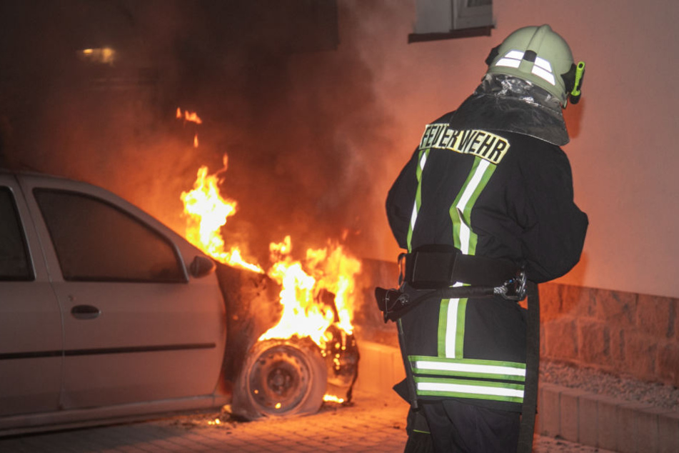 Das direkt an einem Wohnhaus geparkte Auto ging in Flammen auf.