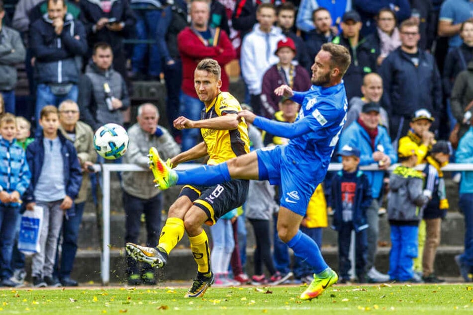Paul Seguin hier gegen Neugersdorfs Oliver Merkel, der selbst in der Jugend von Dynamo Dresden kickte.