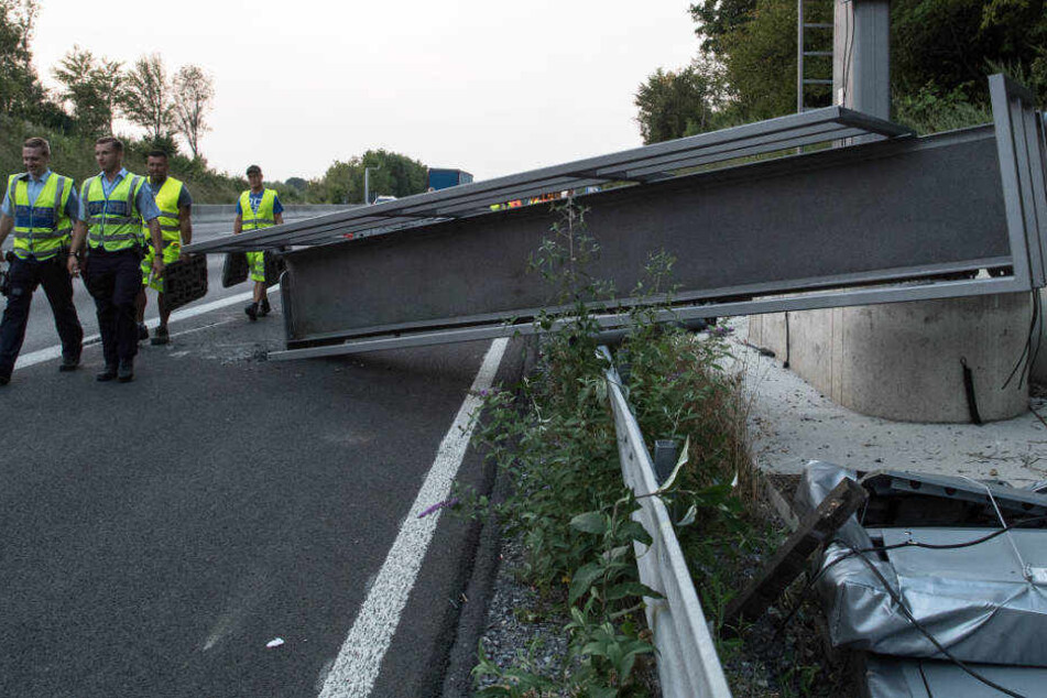 Ein Kranwagen war offenbar gegen die Brücke gestoßen.