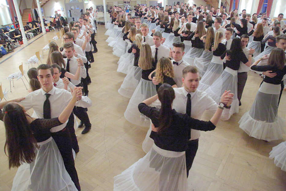 Die debütanten sollten Tanzerfahrung mitbringen - es wartet eine anspruchsvolle Choreografie.